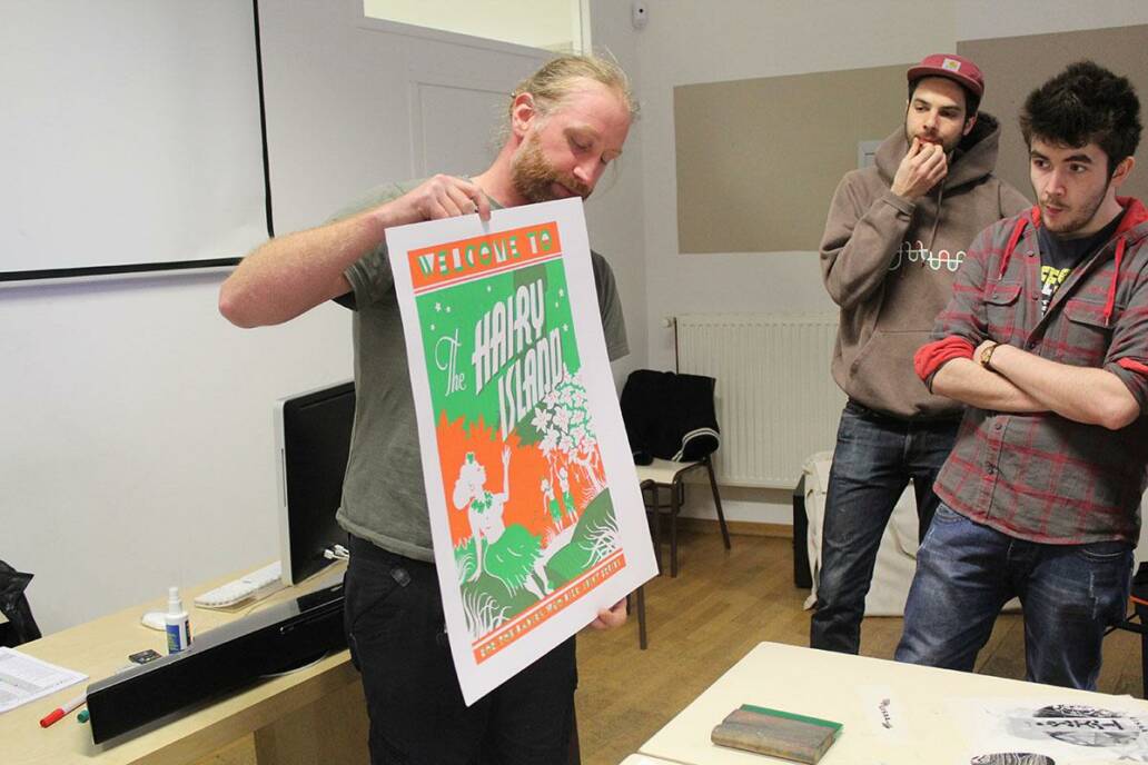 Batchou montrant des affiches sérigraphiées des Rhubarbus